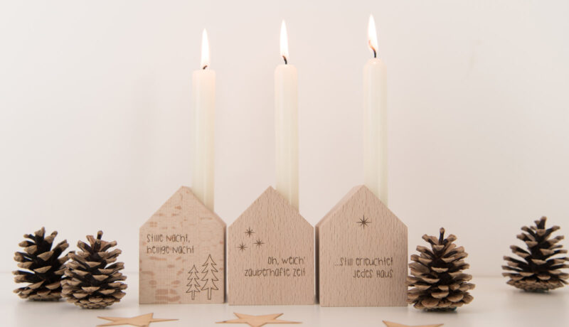 Deko-Häuschen mit Kerze als Weihnachtsdekoration