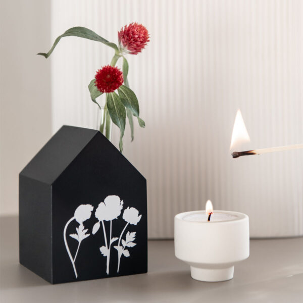 Dekohaus schwarz mit Mohnblumen